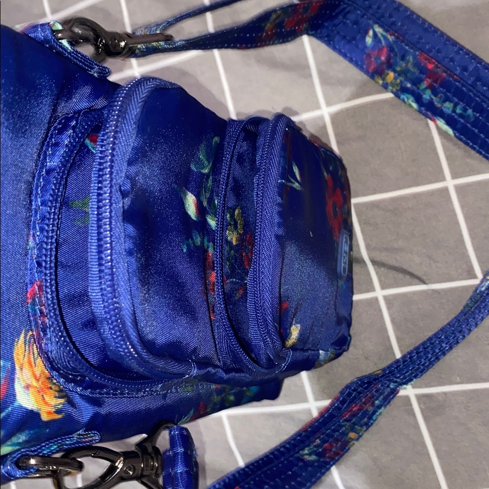 Lug Blue Floral water bottle bag holder - Picture 3 of 4
